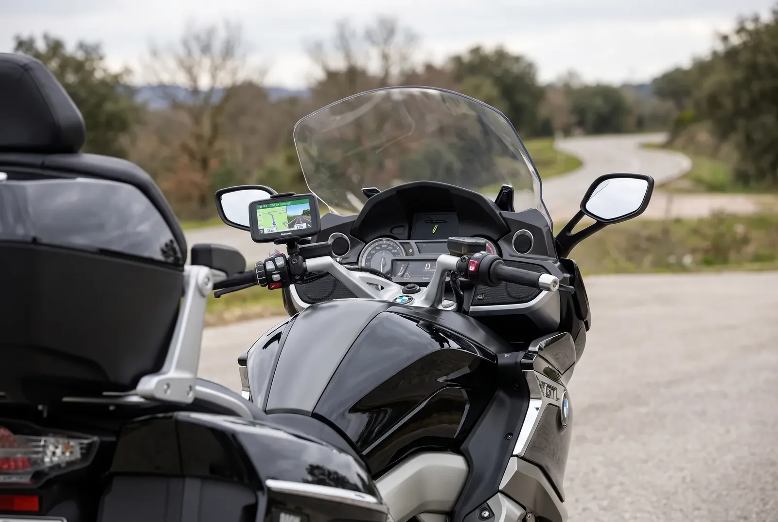 Ein Erfahrungsbericht aus dem BMW-K-Forum zeigt, warum sich das Carpuride W702 am K 1600 mit TFT-Cockpit nur bedingt eignet - und welche Workarounds und Zukunftsaussichten es für Navigation und Smartphone-Spiegelung gibt.